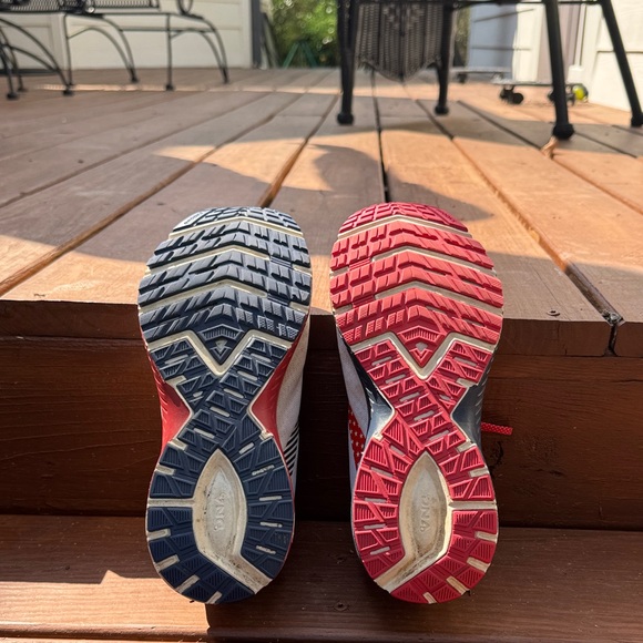 BROOKS RUNNING SHOES - Picture 10 of 12